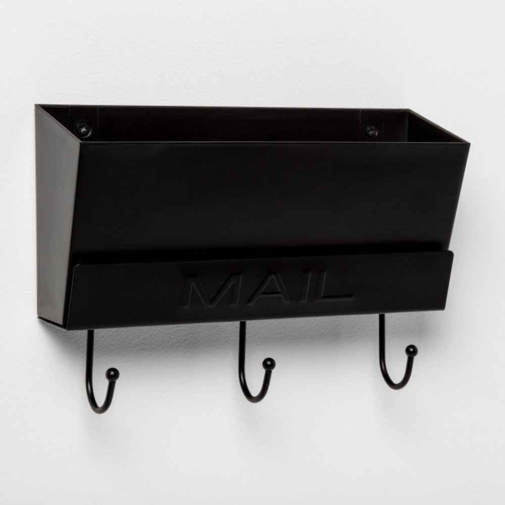 Threshold mail holder